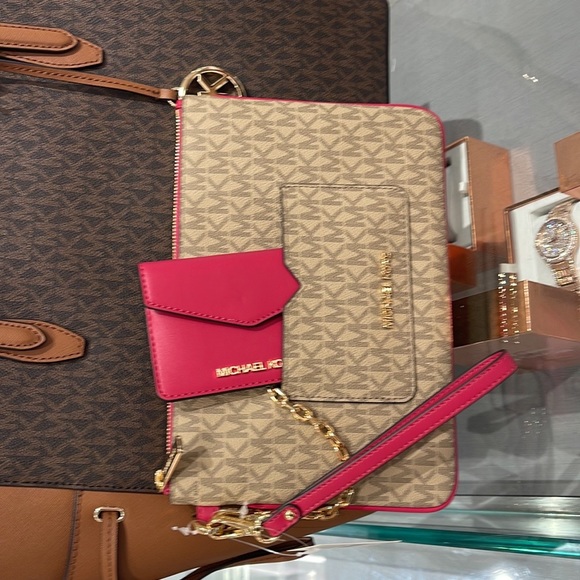 MICHAEL KORS JET SET ITEM LG 2 in 1 CARD CASE & WRISTLET
Carmine Pink 
NWT - Picture 2 of 16